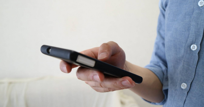 日本一名男子因長期以不良姿勢玩手機，罹患罕見的「頭部下垂症候群」。（示意圖／翻攝自PhotoAC）