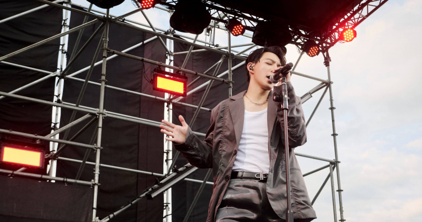 新聲唱作人陳竟飛Shane推出新單曲〈憤怒的重量〉，並在《2025太空港音樂藝術嘉年華》的舞台首唱新歌。（圖／小馬鈴薯娛樂製作、我在娛樂提供）