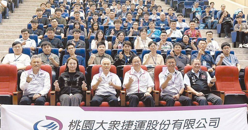 桃園捷運公司於青埔機廠舉辦2025年新進人員勉勵活動，市長張善政（前排右三）親自出席勉勵，期許3年內員工薪資水準追上雙北捷運，展現市府對人才培育與留任的重視。（圖／中國時報姜霏攝）