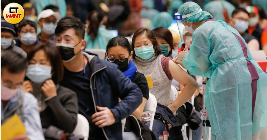 新冠肺炎變異株病毒來勢洶洶，衛政部門佈署快篩試劑動作慢半拍，醫療院所內抗病毒藥劑也明顯不足，民眾怨聲載道，政府卻忙著大罷免搞鬥爭。（圖／黃耀徵攝）