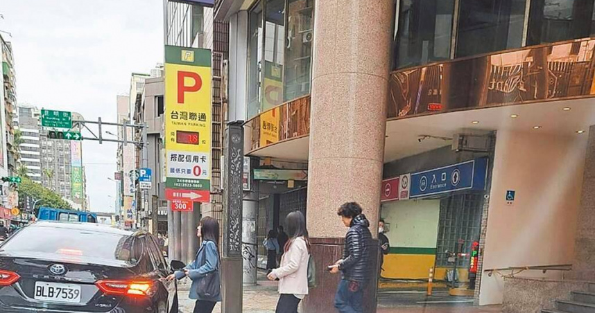 民進黨立委吳沛憶（左）、黃捷（中）、沈伯洋（右）使用公務車前往台北市萬華區「詹記火鍋」用餐。（讀者提供／張睿廷台北傳真）