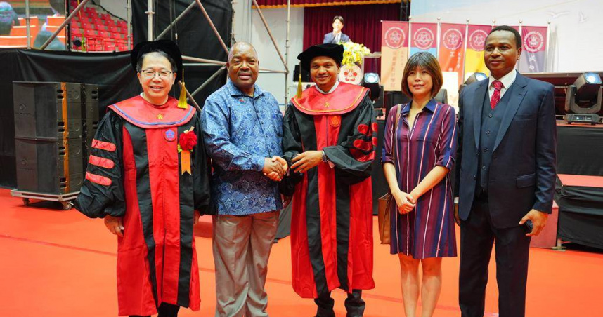 史瓦帝尼王子常謙于在成大取得博士學位畢業，畢典上父親姆菲瓦·德拉米尼親王（右一）與史國大使蒙西比（左二）都來參加。（圖／成功大學提供）