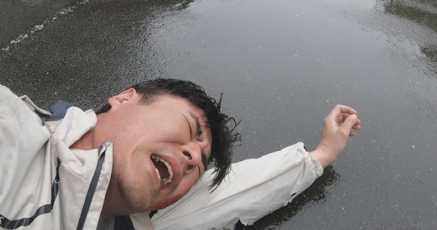 劉至翰親自上陣挑戰高難度動作戲，掛在車窗外拖行數公尺。（圖／民視）