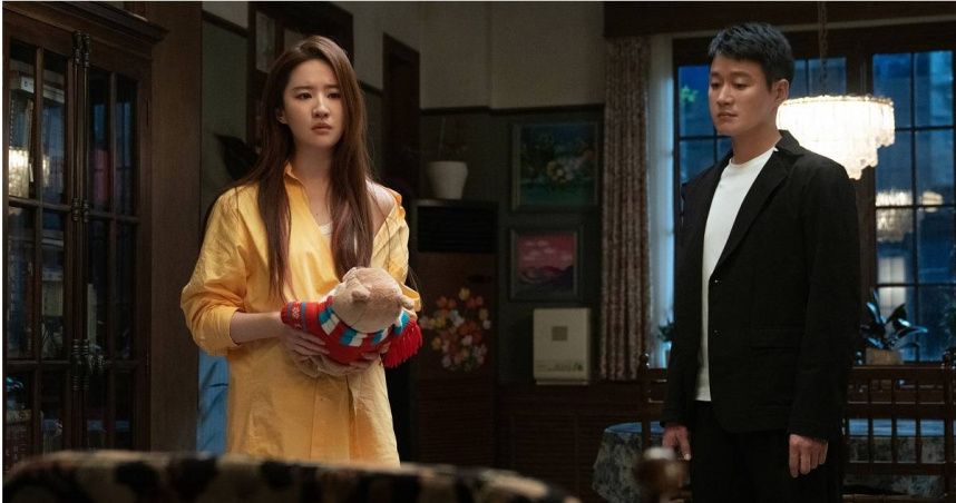 《玫瑰的故事》劉亦菲（左）面臨感情抉擇時，令佟大為提心吊膽。（圖／八大戲劇台）