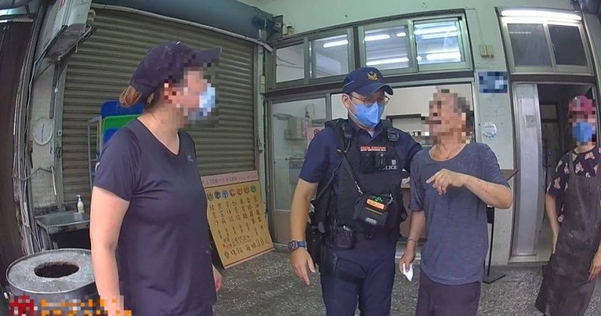 迷途老翁走失徘徊街頭，熱心警火速助團圓 。（ 圖／翻攝畫面）