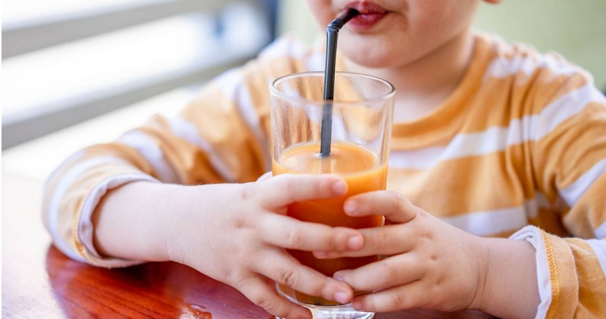 醫師不建議孩童喝果汁。（示意圖／Pixabay）
