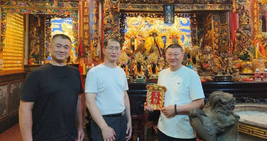 日前楊飛鴻(中)在主委林富家（右）及副主委陳契端見證下，正式承接洲美三王宮的法脈（圖／洲美三王宮提供）。