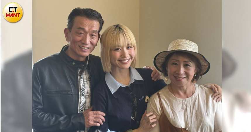 Lulu（中）和爸爸黃路家翔、媽媽一同出席《膠囊時光》第三季首映會。（圖／常朝貴攝）