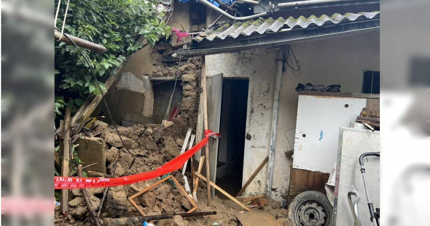 受颱風丹娜絲及其後續效應影響，新竹市連日降下豪雨，香山區元培街323巷一帶10日發生房屋土製泥牆倒塌意外。（圖／新竹市政府提供）