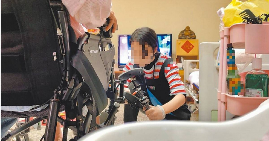 台灣居家照顧服務員為派遣制度，不但沒有底薪，接案也要靠運氣，不少新手居服員入行前半年每月薪資不到3萬元。（圖／報系資料照）