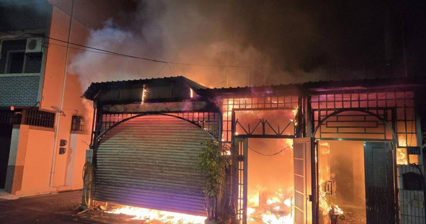 嘉義西區一處透天厝昨晚發生嚴重火警。（圖／翻攝畫面）