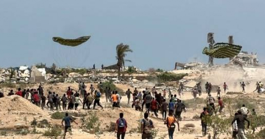 一名15歲男孩穆罕納德艾德（Muhannad Eid）於加薩中部因空投援助包裹意外壓死。（圖／翻攝自X）