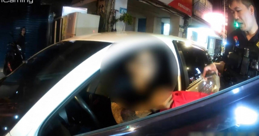 男子車藏2毒違規遭盤查，心虛自撞電桿遭逮。（圖／翻攝畫面）