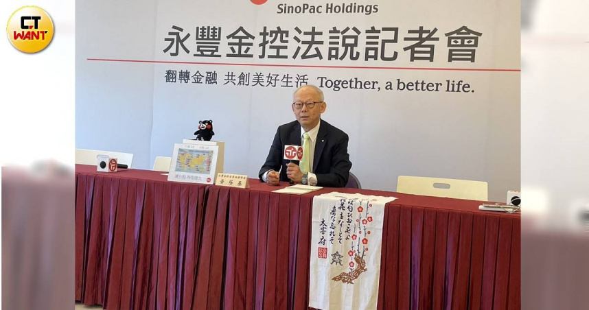 永豐金控首席經濟學家黃蔭基博士26日表示，台股有三坡道「上坡道，下坡道，想不到」。（圖／李蕙璇攝）