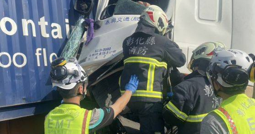 西濱貨車猛撞聯結車，駕駛雙腿夾困險。（圖 ／翻攝畫面）