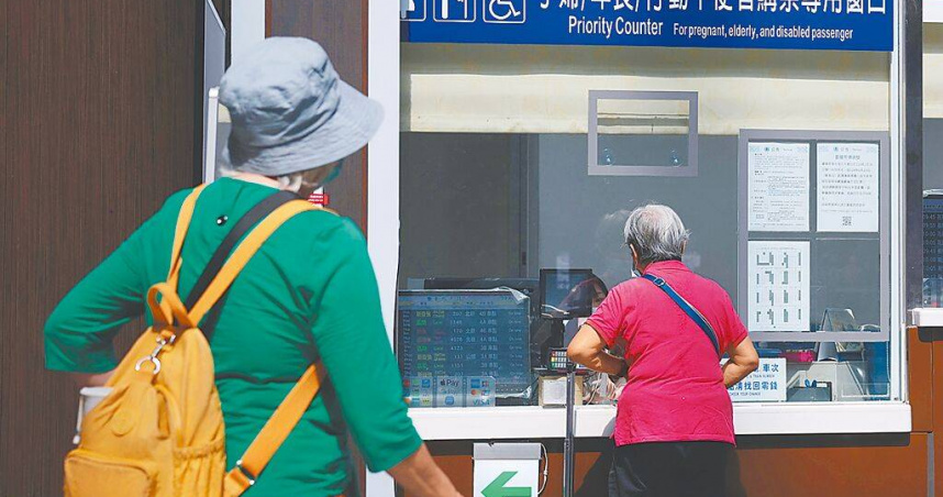 高鐵商務車廂去年因敬老票短收約2.4億元、台鐵騰雲座艙則短收近3000萬元，今年旅客量穩定成長，預料短收金額會更高。（圖／杜宜諳攝）