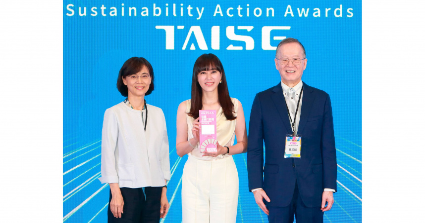 全球人壽榮獲「2025台灣永續行動奬」SDG3《我的籃球夢 圓夢計畫》銀級，9月11日頒獎典禮由財政部常務次長謝鈴媛(圖左)及台灣永續能源研究基金會董事長簡又新(圖右)擔任共同頒獎人，全球人壽由品牌暨公共關係處副總經理蕭乃心(圖中)代表領獎。（圖片提供／全球人壽）