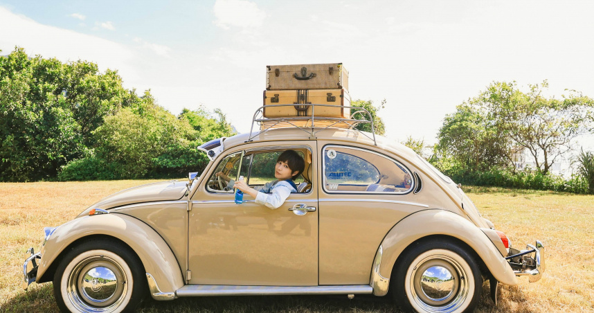 魏嘉瑩在MV中開著金龜車。（圖／相映音樂提供）