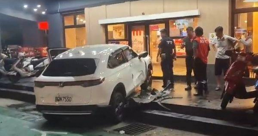 轎車失控衝上肯德基階梯，險撞進店內驚險畫面曝光。（圖 ／翻攝畫面）