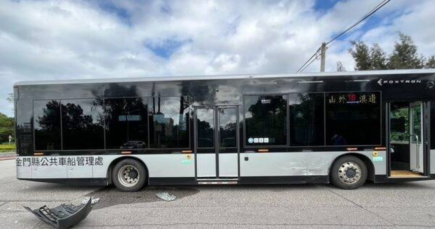 金門豪華電巴慘遭灰轎車迎頭撞，千萬Model T瞬間成修車王。（圖 ／翻攝畫面）