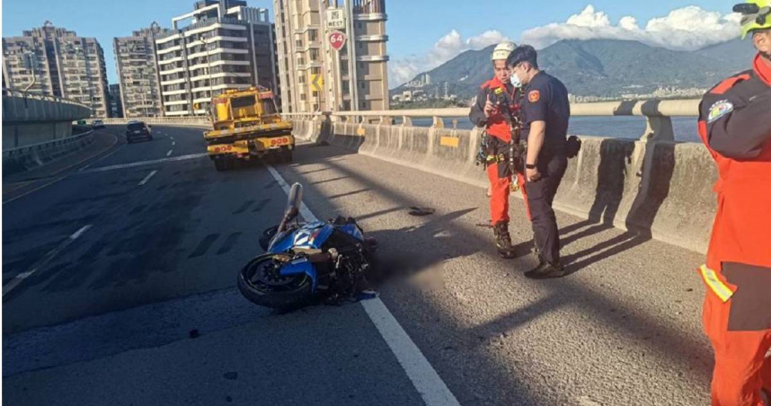 22歲陳姓騎士騎乘紅牌重型機車，在行經台64線五股區往八里方向9公里處時，因不明原因失控自撞路邊護欄，導致陳姓騎士從約20公尺高的高架橋上墜落至下方平面道路。（圖／翻攝畫面）