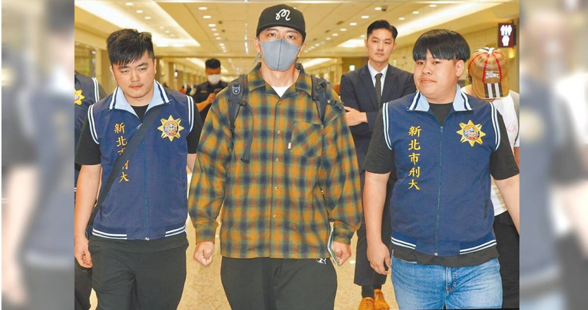 藝人閃兵案持續延燒，因出國工作的坤達未能即時到案，22日清晨搭乘班機返抵國門，隨即由檢警帶回說明案情。（圖／中國時報陳麒全攝）