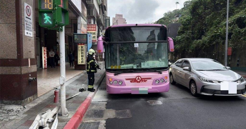 公車控制台冒煙。（圖／翻攝畫面）