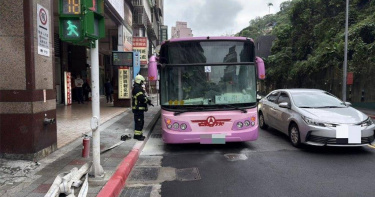公車控制台冒煙。（圖／翻攝畫面）