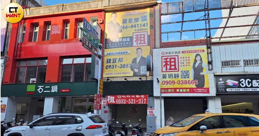 花蓮中山路短短200公尺，就有10家店面招租中。而圖中紅色建築原本是日藥本舖，退租後換成石二鍋承接，9月新開幕。（圖／林榮芳攝）