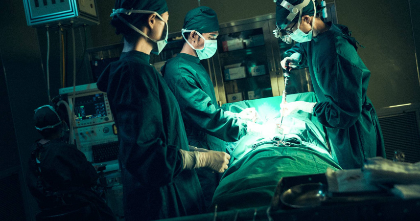 《The Outlaw Doctor 化外之醫》登上澳洲影音平台。（圖／公共電視、中華電信、瀚草文創）