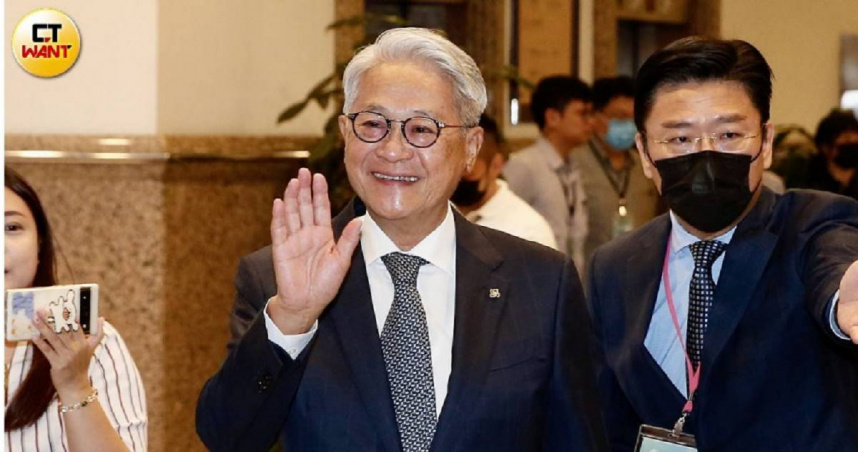 台新新光金控董事長吳東亮6日表示，希望大家能夠看到新壽的犧牲，給新壽艮定。（圖／黃耀徵攝）