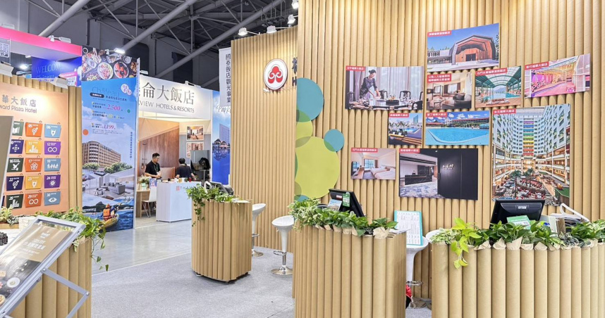 福華集團將「綠建築」搬進台北旅展，以回收紙管打造永續展攤，並首度推出「聯合餐券」力挺永續飲食。（圖／林榮芳攝）