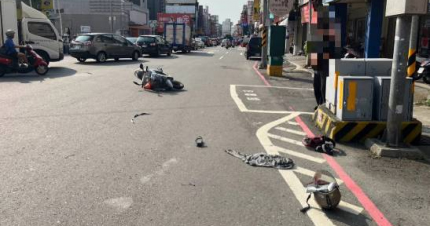 汽車「鬼切」害64歲女騎士撞飛昏迷，肇事車竟落跑消失無蹤。（圖 ／翻攝畫面）