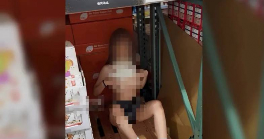 好市多黑五購物週開跑，未料有一名網黃竟躲進貨架露胸。（圖／翻攝畫面）