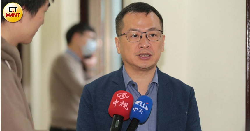 國民黨立委羅智強捐助十萬元，盼拋磚引玉，號召更多民眾援助香港福苑大火災民。（圖／周志龍攝）