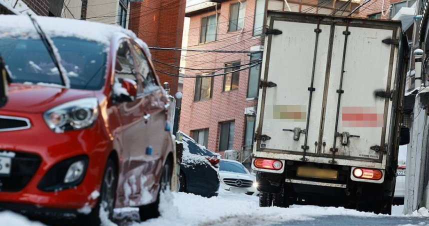 南韓天氣變冷，迎來浪漫初雪卻帶來交通癱瘓。而日本東京今（5）日上午觀測到1.2度低溫，也是該地區入冬以來最低溫。（圖／翻攝自韓網YONHAP NEWS）