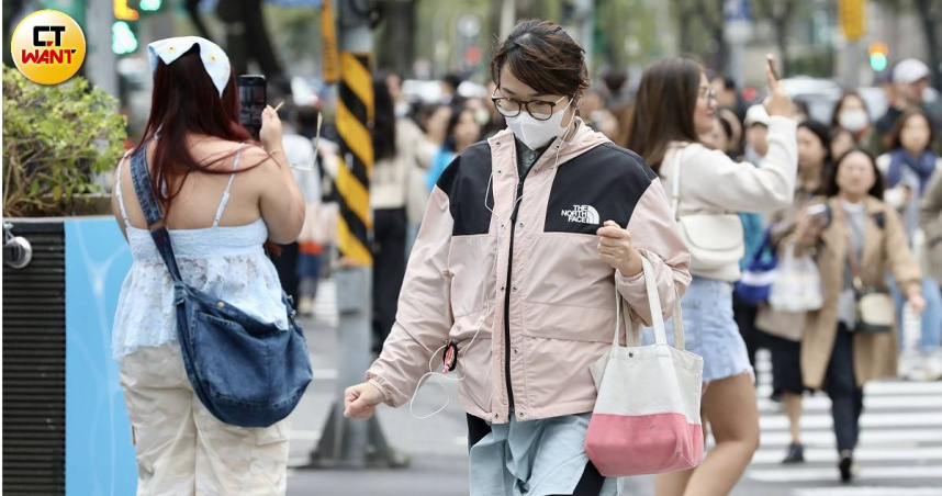 入冬最強冷氣團報到，但不少民眾體感卻沒那麼冷，氣象專家賈新興分析2原因。（示意圖／方萬民攝）