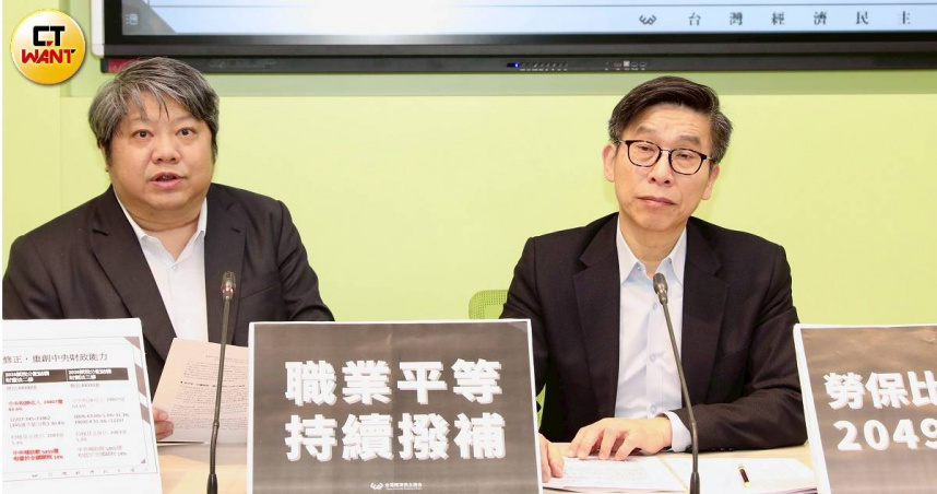 針對卓榮泰拒絕副署《財劃法》移請監察院彈劾，民進黨立院黨團幹事長鍾佳濱（右）反嗆，黃國昌不敢面對不信任案後國會改選，可能民眾黨團會團滅，才毫無信心。（圖／方萬民攝）