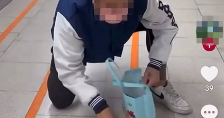 一名雞肉店員工昨天（20日）PO出在高鐵月台模仿張文丟擲煙霧彈的影片，引發撻伐。（圖／翻攝當事人TikTok）