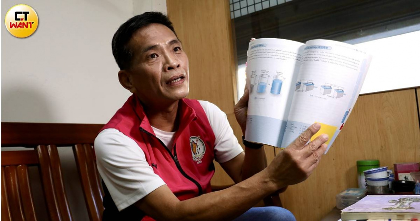 汽修領域專家、世紀綠能工商兼任老師楊江山揭露，汽修科多版本教科書存在基本性錯誤，知識與產業實際操作脫節，卻沿用十年之久。（圖／方萬民攝）