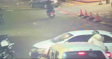 23歲的李姓女子從地下室暴衝，波及一名47歲的女騎士。（圖／翻攝畫面）