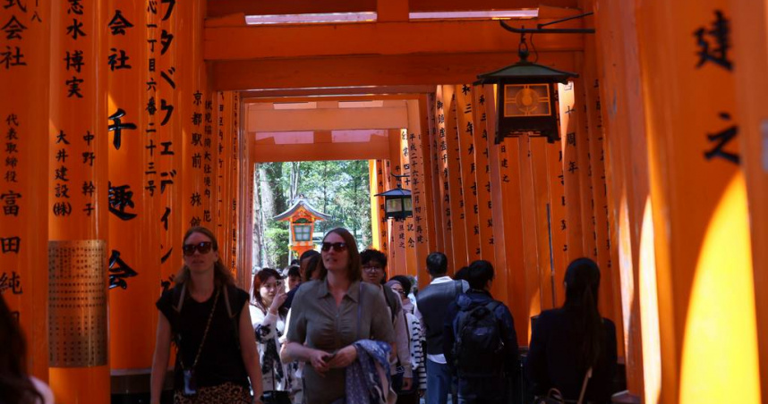 日本京都知名景點伏見稻荷大社近日傳出環境破壞問題，引發外界關注。（圖／達志／美聯社）