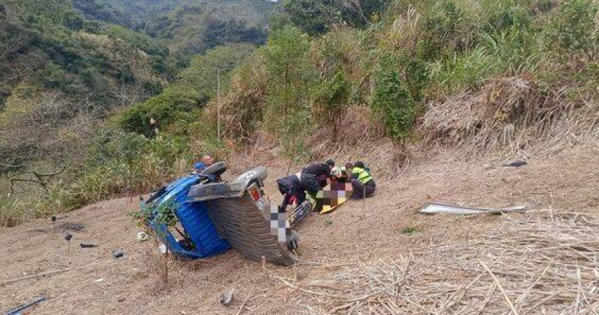 台中新社區產業道路發生小貨車翻落事故，車輛墜入約30公尺深的檳榔園，駕駛重傷昏迷送醫。（圖／翻攝畫面）