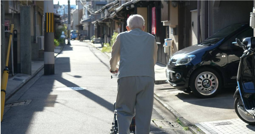 台北市1名身價約8億元的102歲王姓人瑞，今年1月與照顧他長達27年的68歲賴姓看護登記結婚，引發家庭革命。（示意圖／翻攝自pexels）