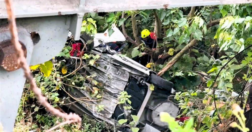 南迴公路轎車翻谷墜落20公尺消防緊急救援　驚悚畫面曝光