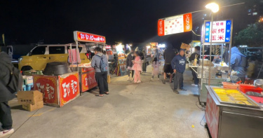 竹北夜市人潮稀疏，餐區空桌多，遊戲攤幾乎乏人問津。（圖／東森新聞）