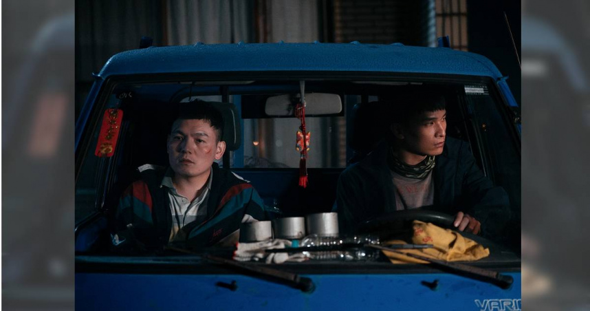 春風（左）與黃奇斌在《死亡賭局》中飾演一對兄弟。（圖／英傑哆影業提供）