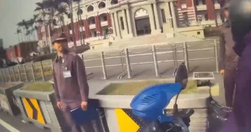 32歲的游姓男子23日上午將機車騎上總統府前人行道，試圖進入總統府被攔。（圖／翻攝畫面）