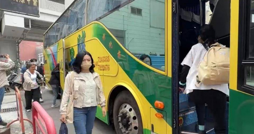 台中支持者搭乘遊覽車北上，參與「329上凱道找公道」活動聲援柯文哲。（圖／報系資料庫）