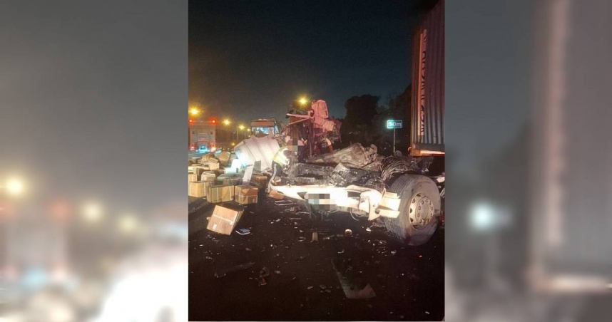 國道岡山段深夜連環撞！3大貨車撞成廢鐵　聯結車司機慘死